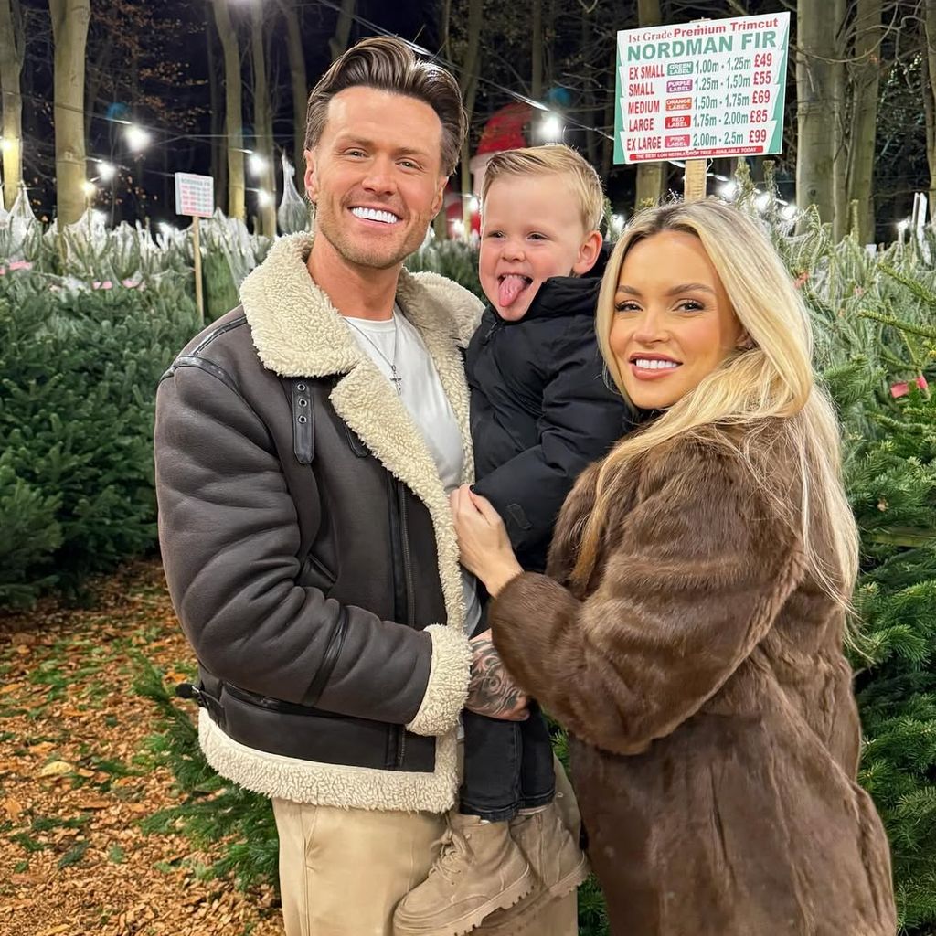 Kyle Christie und Vicky Turner mit ihrem Sohn im Dezember 2024