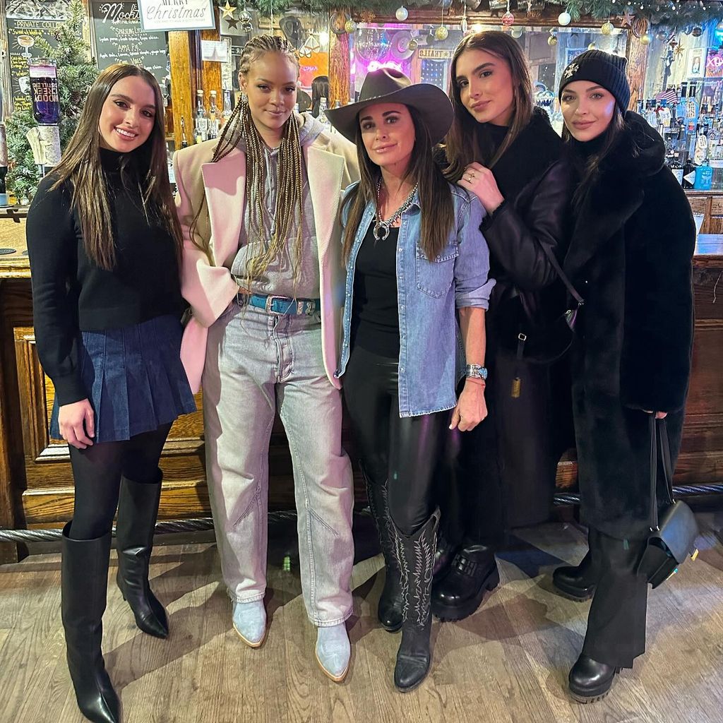 Kyle Richards mit ihren drei Töchtern und Rihanna, Dezember 2023