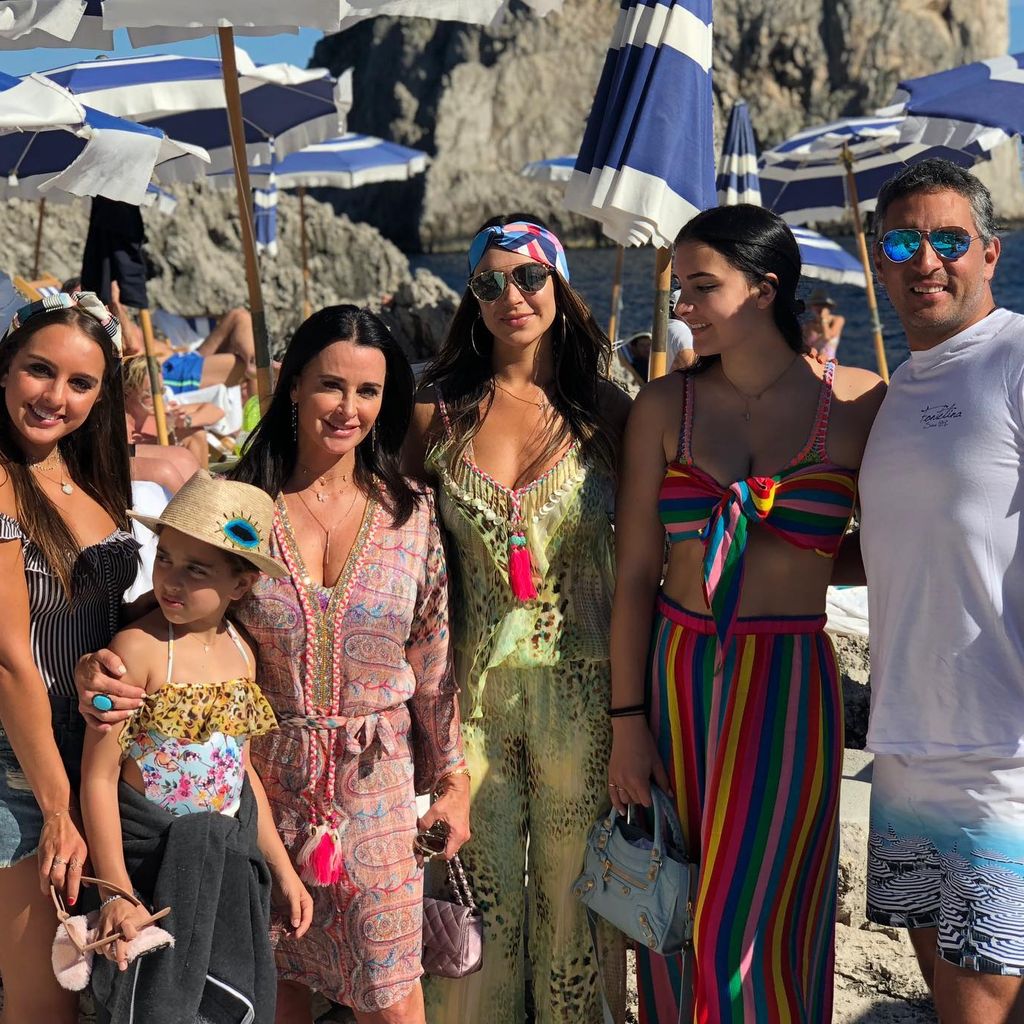 Kyle Richards und Mauricio Umansky mit ihren Töchtern