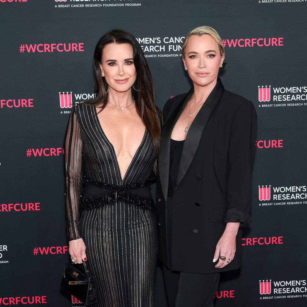 Kyle Richards und Teddi Mellencamp Arroyave bei "An Unforgettable Evening" zugunsten des Women’s Cancer Research Fund im Beverly Hilton