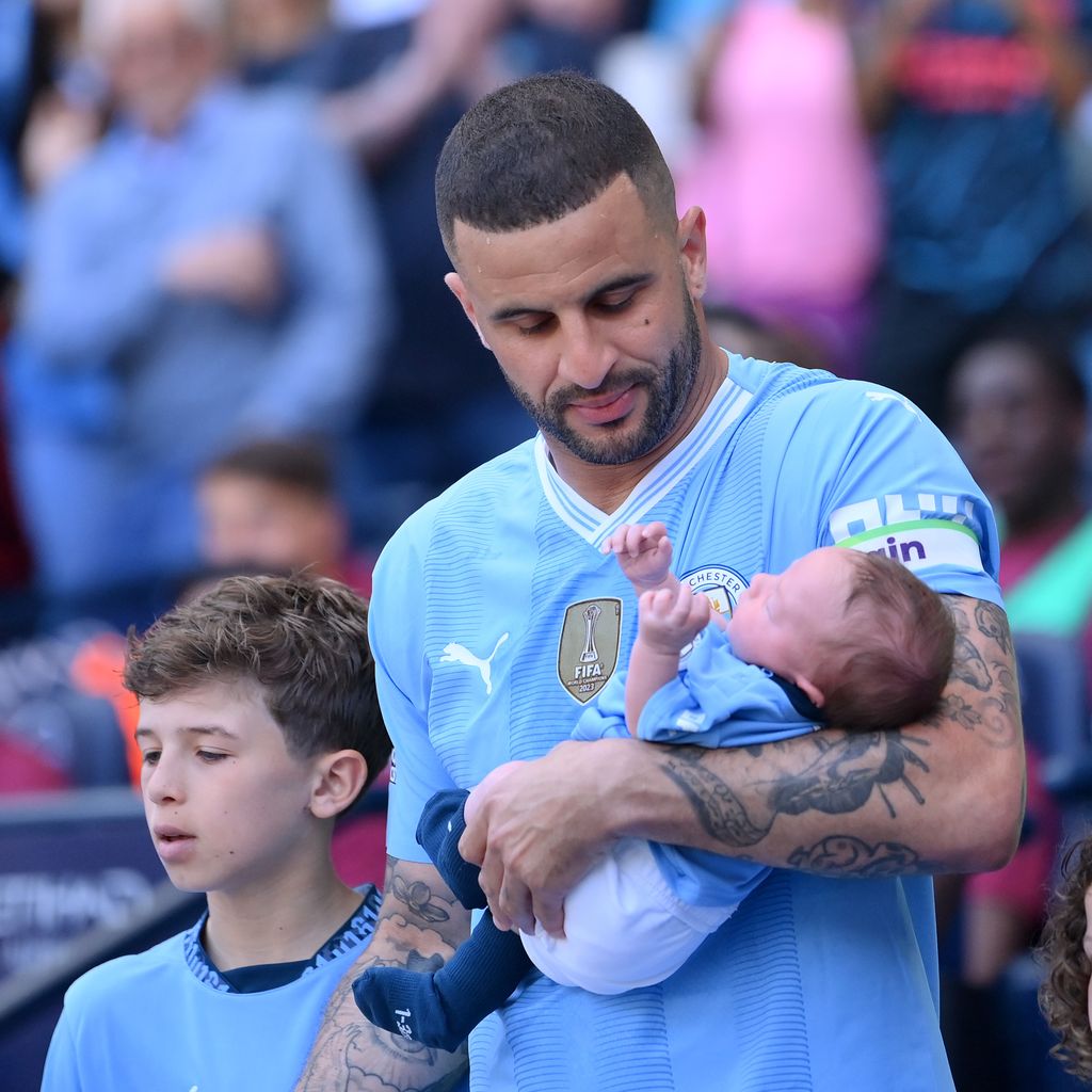 Kyle Walker gemeinsam mit seinen drei Söhnen