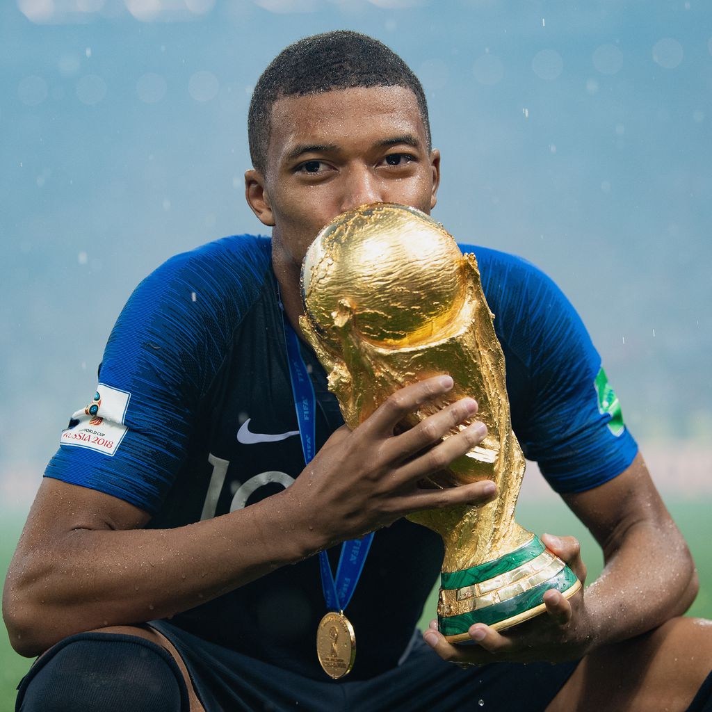 Kylian Mbappé und der WM-Pokal
