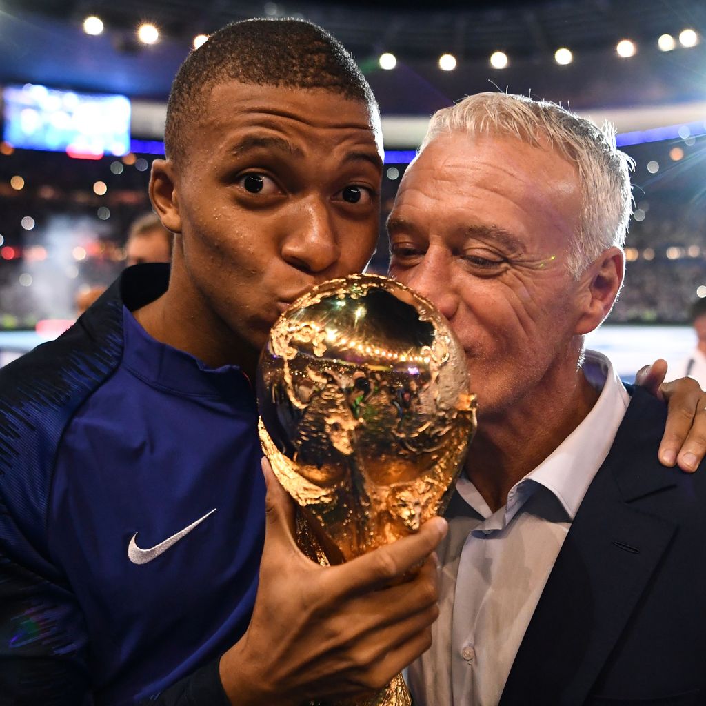 Kylian Mbappé und Didier Deschamps mit dem Weltmeisterschaftspokal 2018