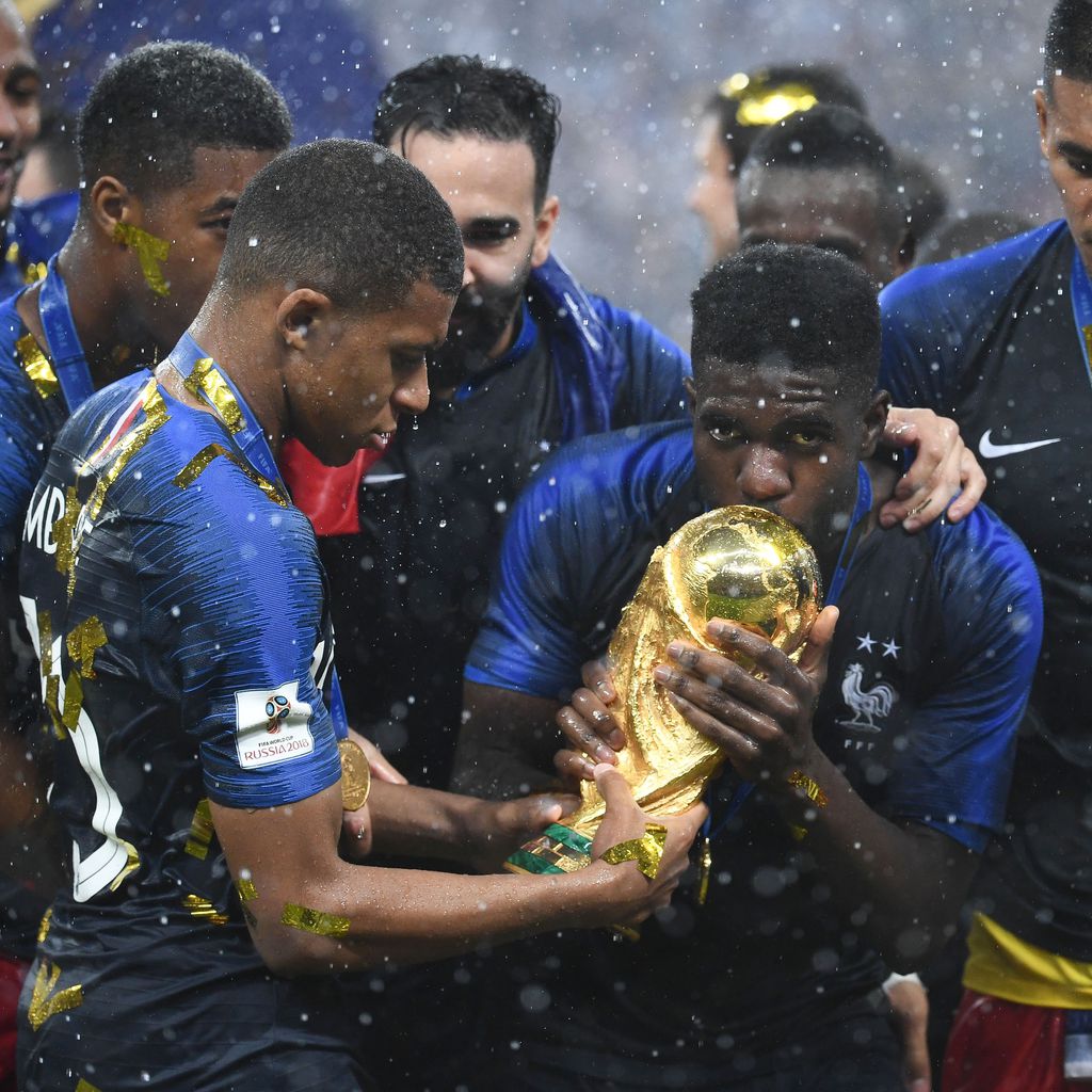 Kylian Mbappé und Samuel Umtiti mit dem WM-Pokal