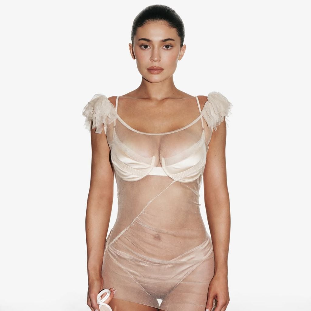 Unternehmerin Kylie Jenner bewirbt in einem durchsichtigen Kleid ein neues Beauty-Produkt, Juni 2026.