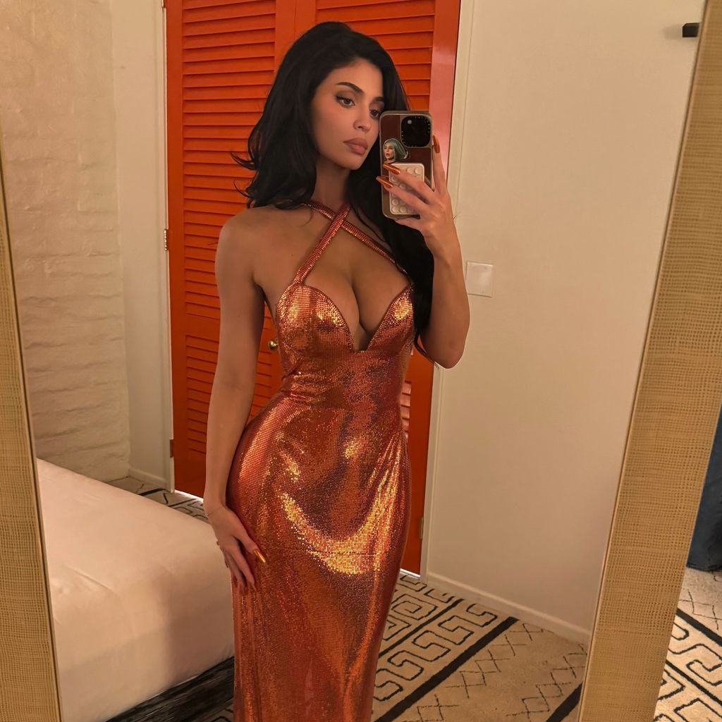 Kylie Jenner im orangenen Kleid