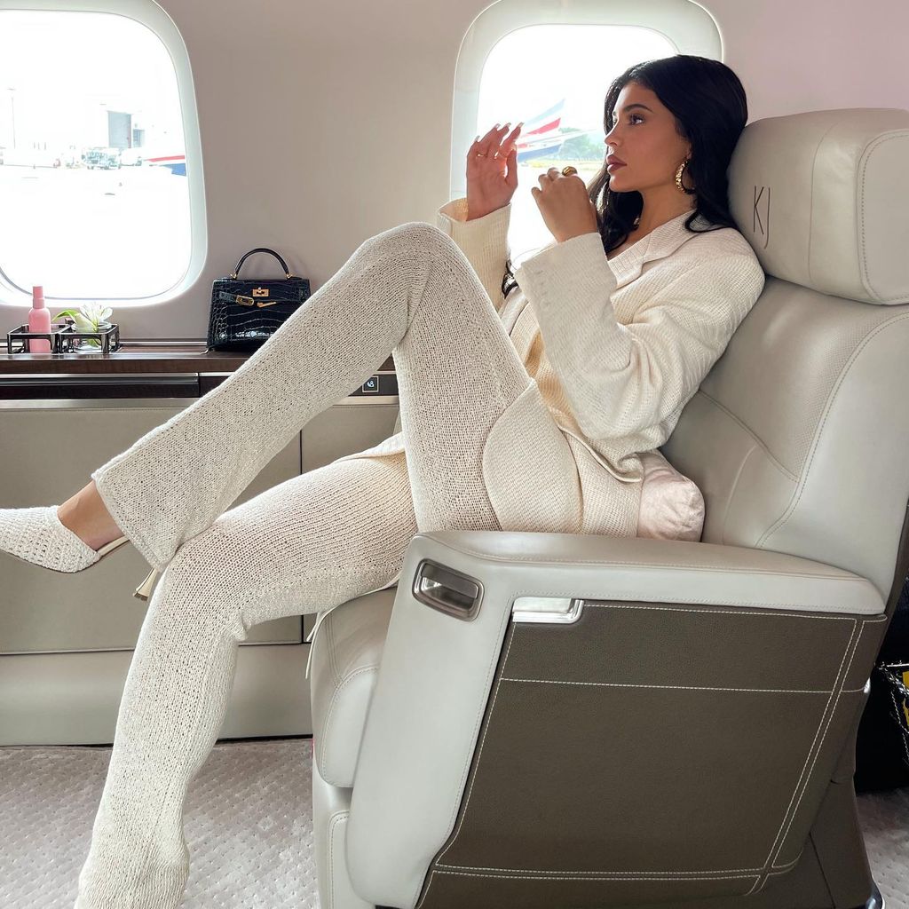 Kylie Jenner posiert in Privatjet