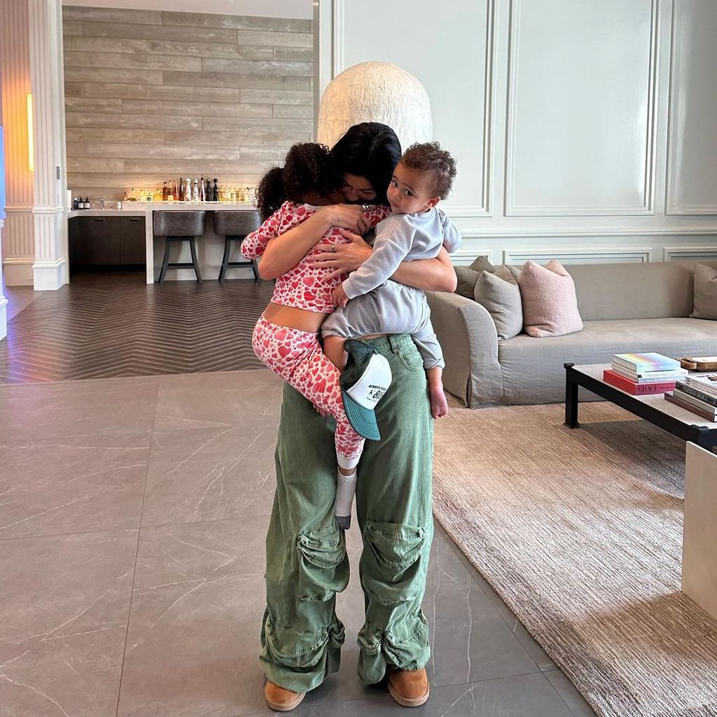 Kylie Jenner mit ihren Kindern Stormi und Aire