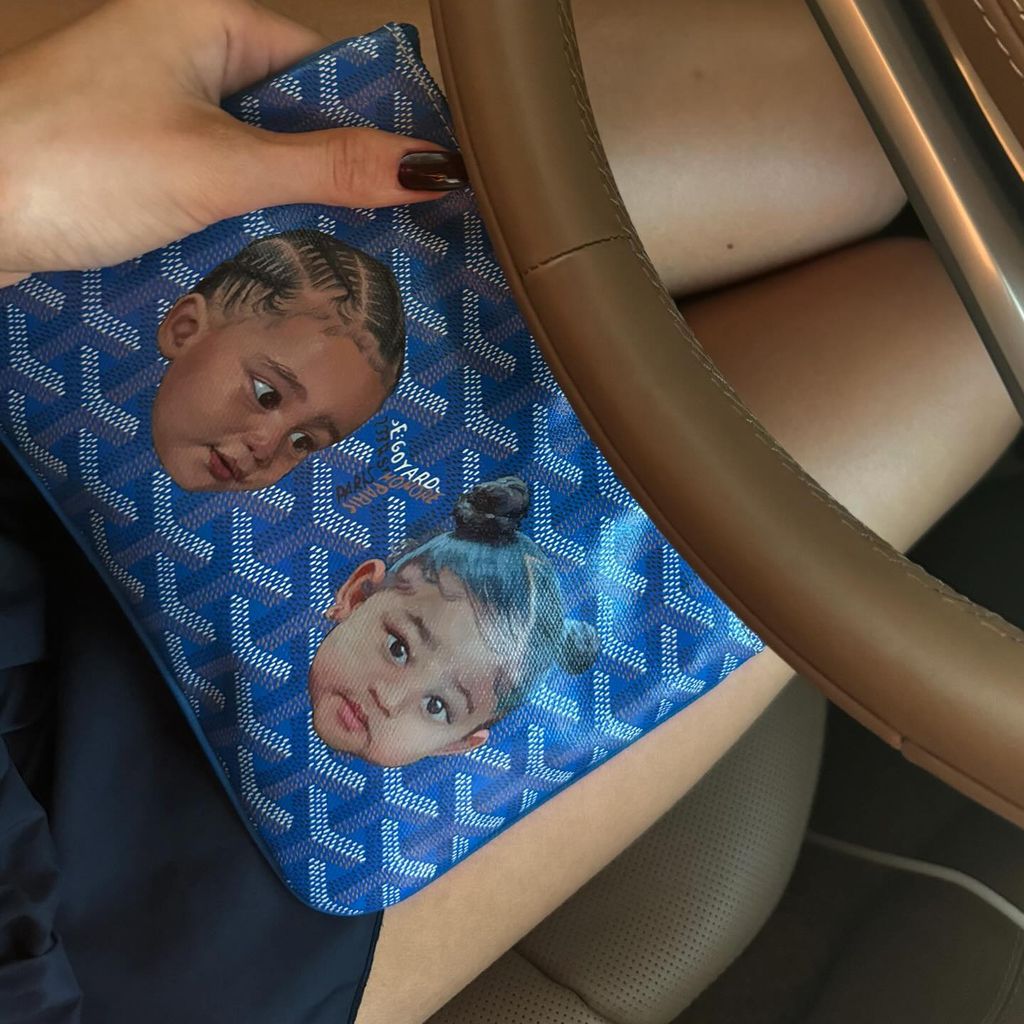 Tasche mit Druck der Gesichter von Aire und Stormi Webster, Kinder von Kylie Jenner