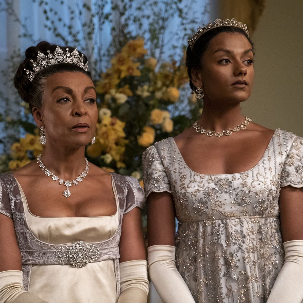 Lady Danbury (Adjoa Andoh) und Kate Sharma (Simone Ashley) in der zweiten "Bridgerton"-Staffel