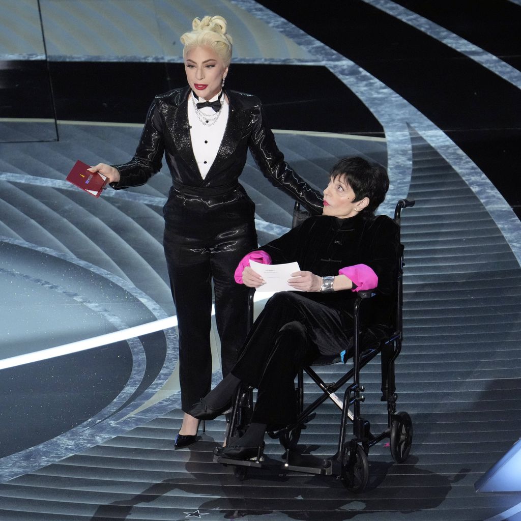 Lady Gaga und Liza Minnelli präsentieren den Oscar für den besten Film bei den 94. Academy Awards im Dolby Theatre, März 2022