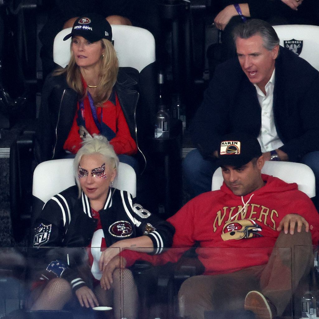 Lady Gaga und Michael Polanksy beim Super Bowl im Allegiant Stadium.