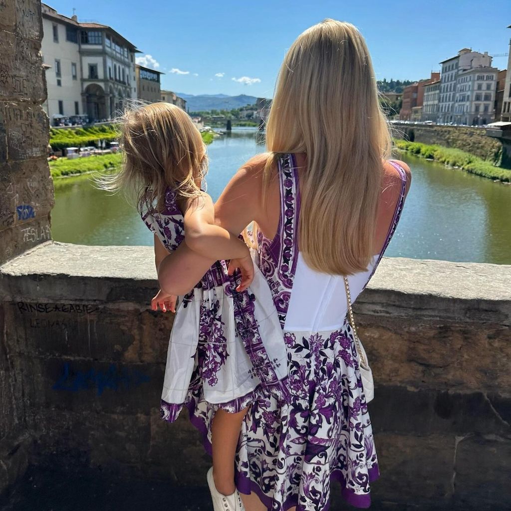 Lady Kitty Spencer mit ihrer Tochter Athena im Juli 2025