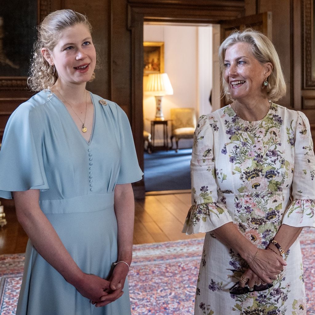 Lady Louise Windsor und Herzogin Sophie einer Verleihung in Edinburgh: Mutter und Tochter lächeln nach dem Erhalt des Duke of Edinburgh's Gold Award