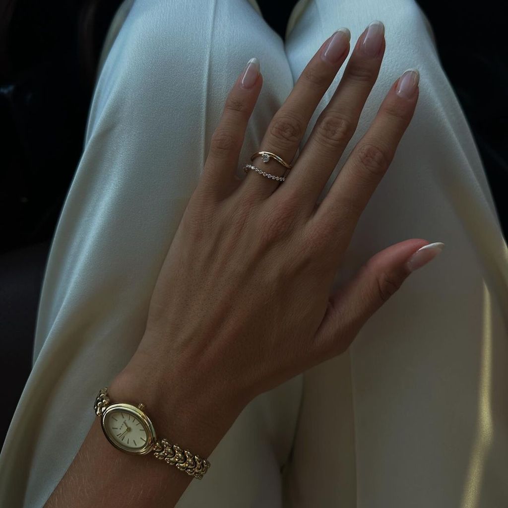 Laila Hasanovic zeigt ihren Schmuck via Instagram im November 2024