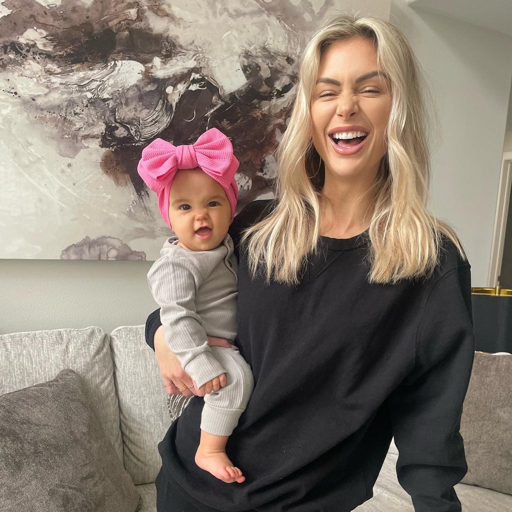 Lala Kent posiert mit ihrem Baby