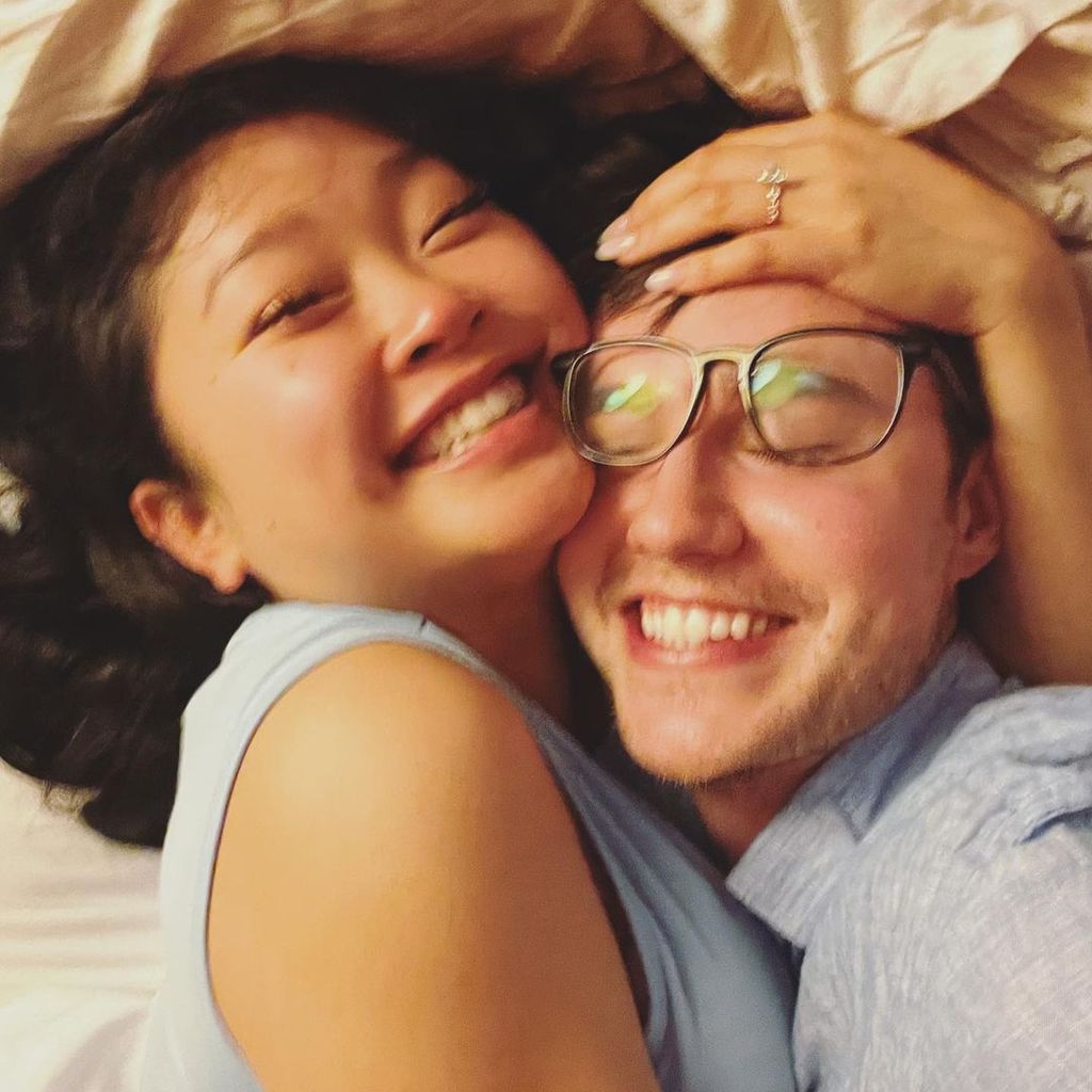 Lana Condor mit ihrem Verlobten Anthony De La Torre