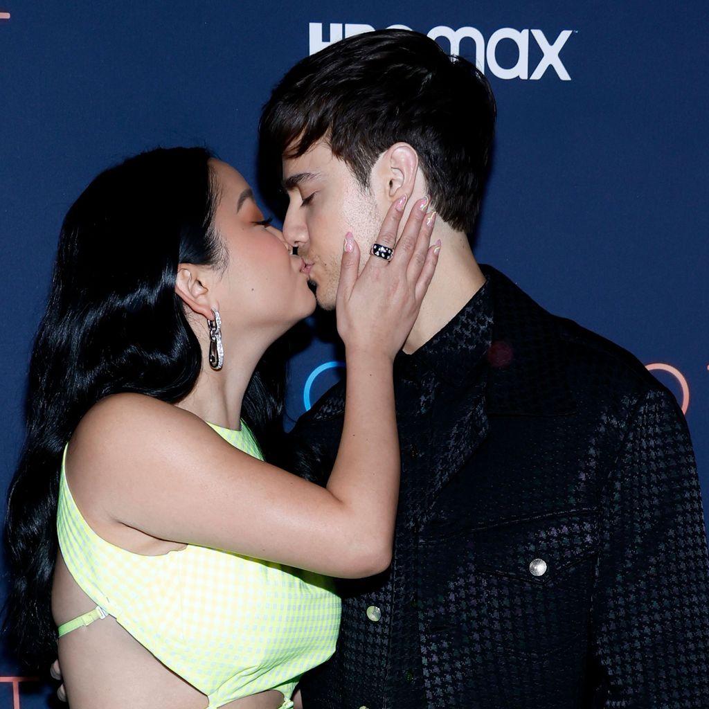 Lana Condor mit ihrem Verlobten Anthony De La Torre im März 2022 in West Hollywood