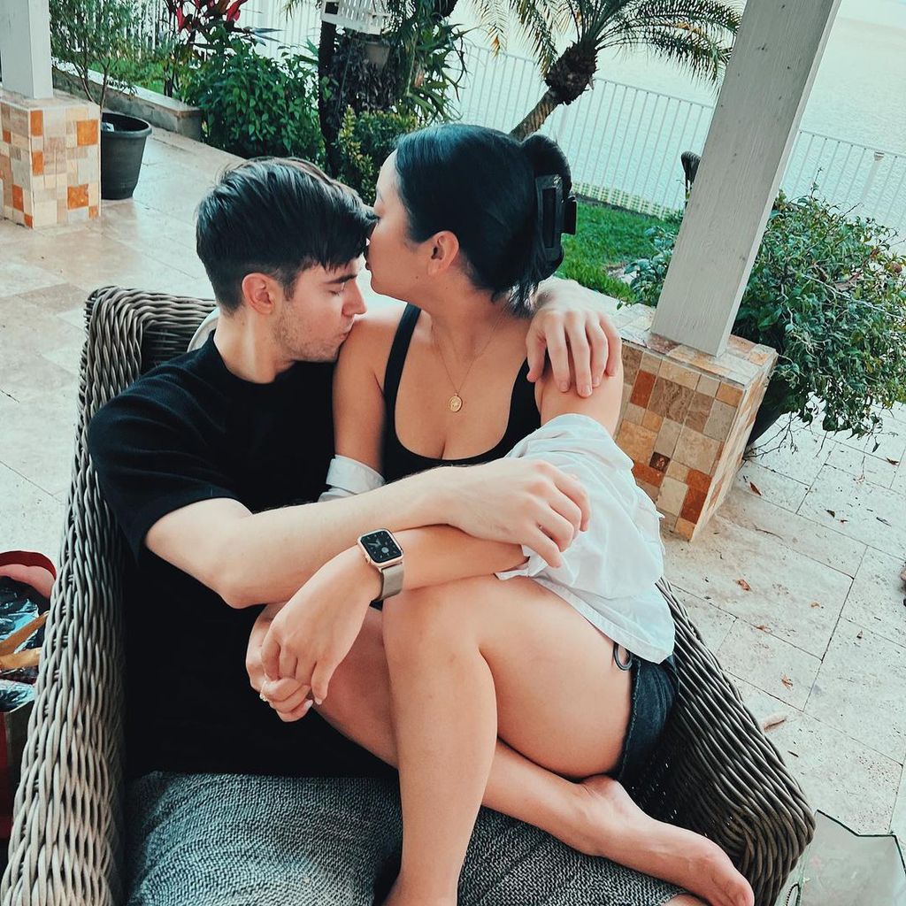 Lana Condor und Anthony De La Torre im Dezember 2021