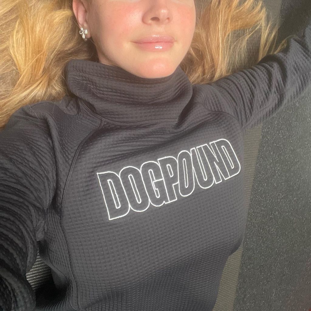 Lana Del Rey im Dogpound-Sweatshirt