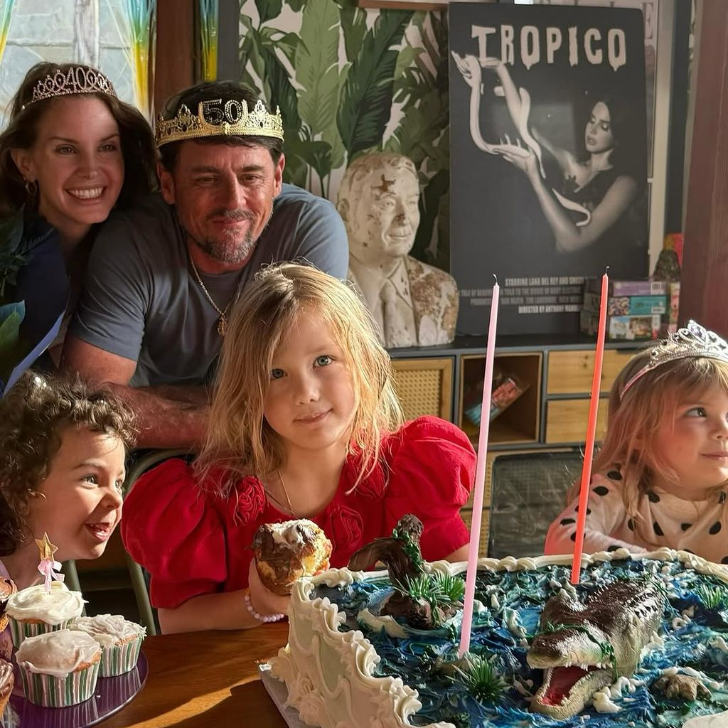 Lana Del Rey, Jeremy Dufrene und seine 3 Kinder posieren mit einem Alligator-Kuchen