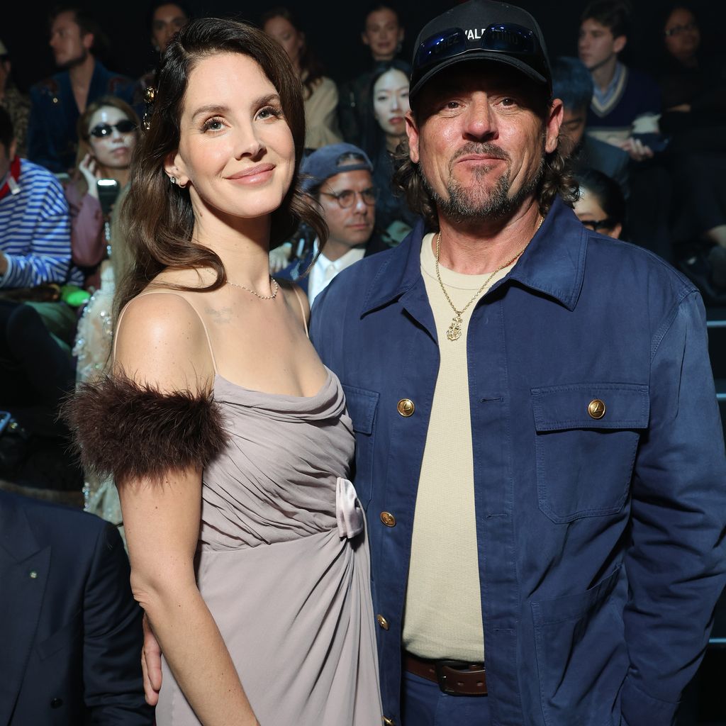 Lana Del Rey und Jeremy Dufrene bei der Valentino-Fashionshow in Paris, Oktober 2025