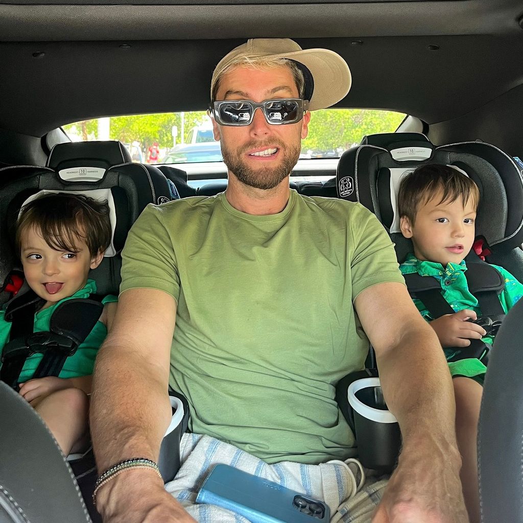 Sänger Lance Bass mit seinen Zwillingen Violet und Alexander, im Juli 2024