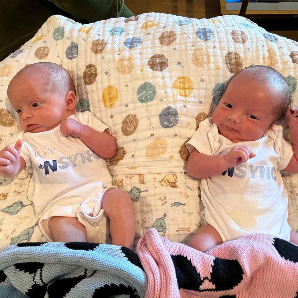 Lance Bass' Zwillinge Violet Betty und Alexander James im November 2021