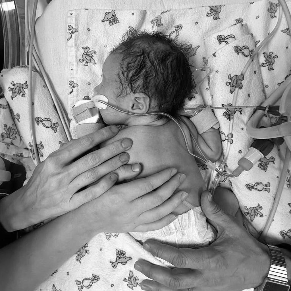 Lara Stones Baby Bob im Juli 2023