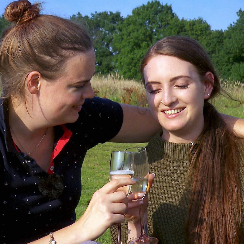 Lara und ihre Hofdame Franzi bei "Bauer sucht Frau"