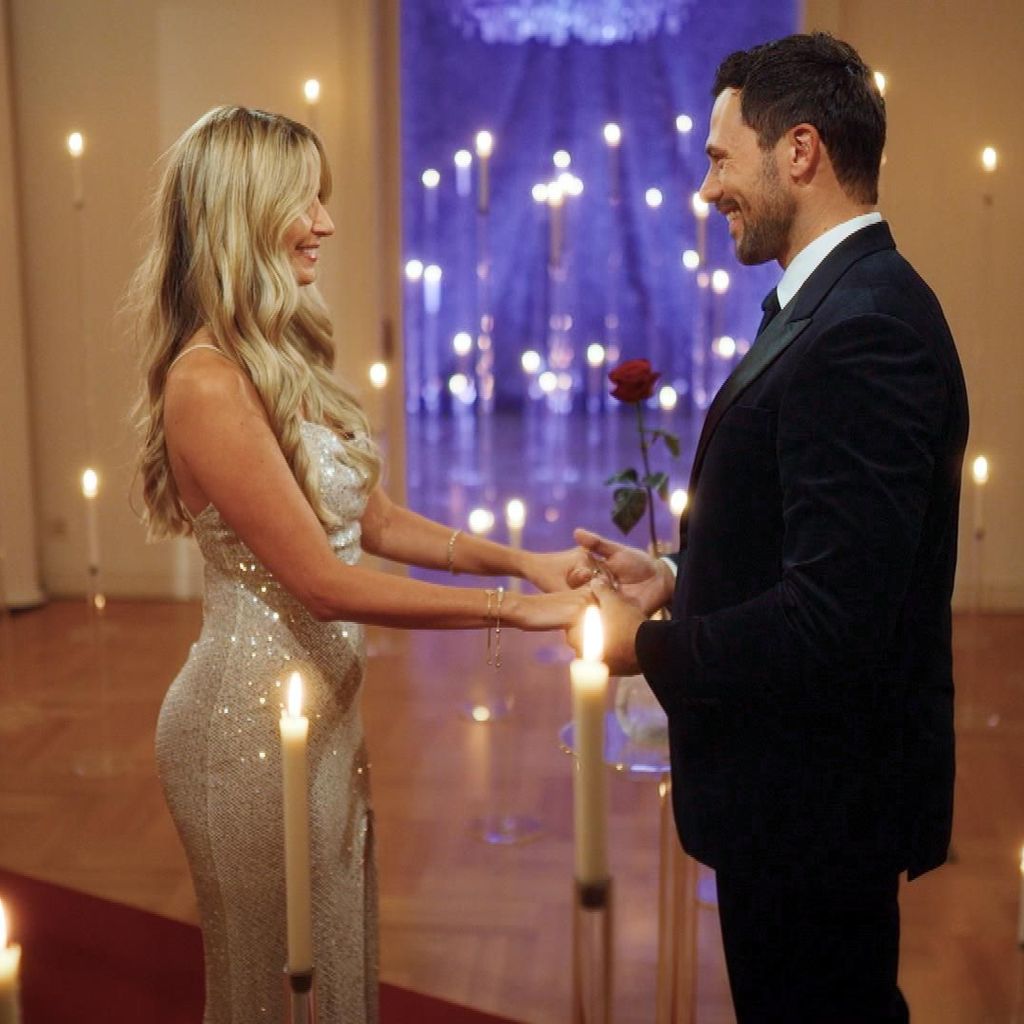 Larissa und Bachelor Sebastian halten Händchen