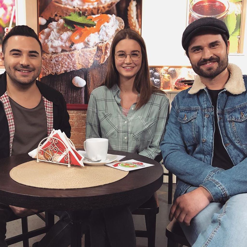 Lars Steinhöfel, Josephine Becker und Miloš Vuković am "Unter uns Set"