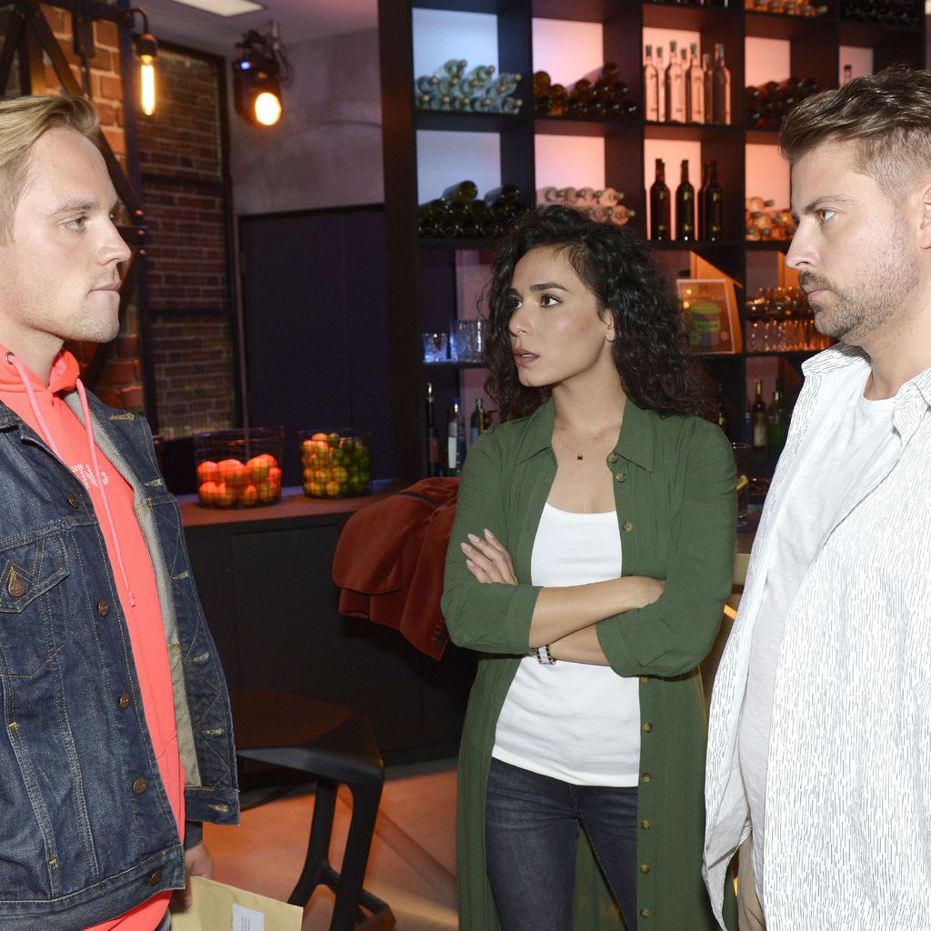 Lars (Timon Ballenberger), Shirin (Gamze Senol) und John (Felix von Jascheroff)