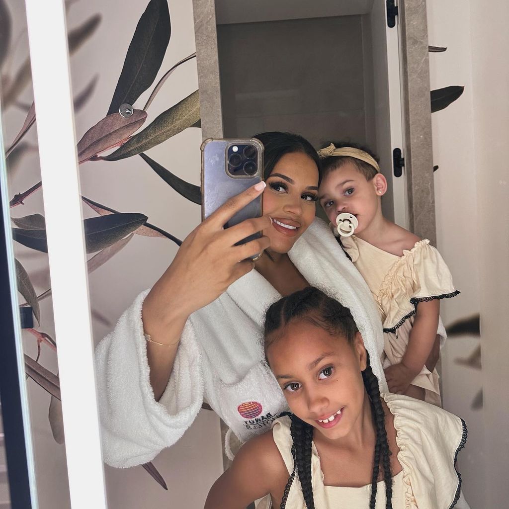 Lateysha Grace und ihre Töchter, November 2024