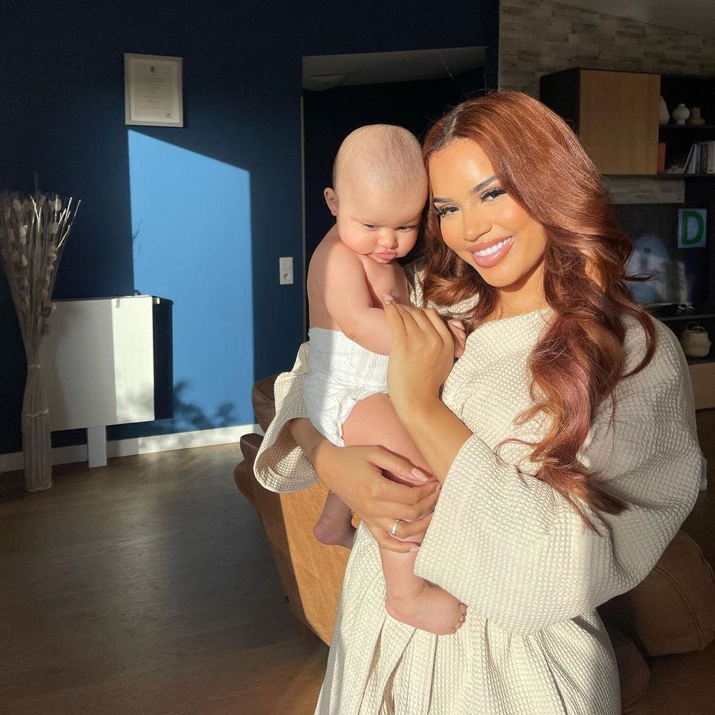 Lateysha Grace und ihre Tochter Layke im Dezember 2022