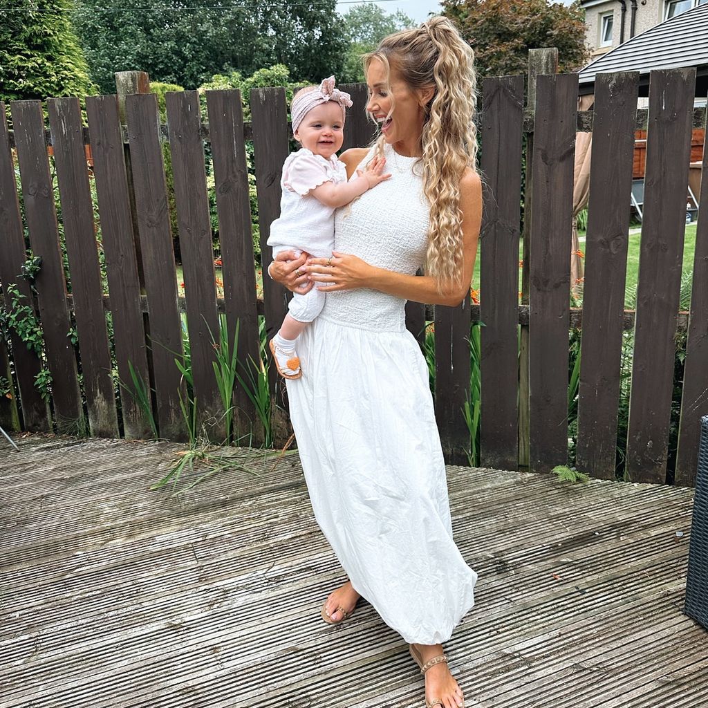 Laura Anderson mit ihrer Tochter Bonnie im August 2024