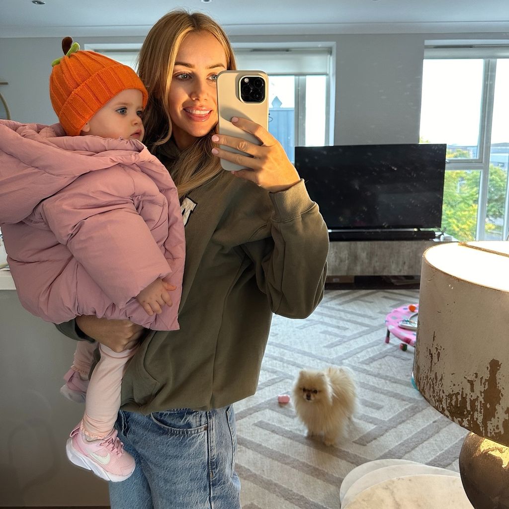 Laura Anderson mit ihrer Tochter Bonnie im Oktober 2024