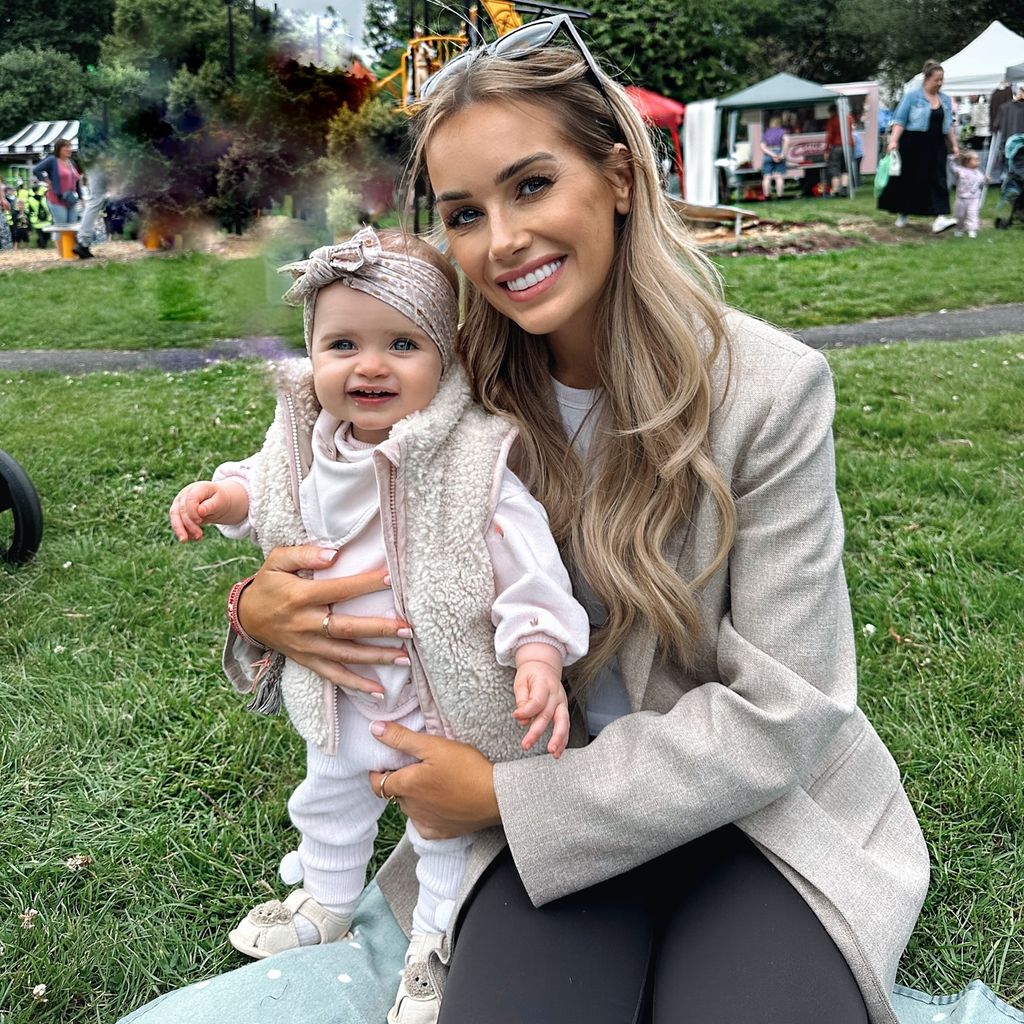 Laura Anderson mit ihrer Tochter Bonnie im Juni 2024