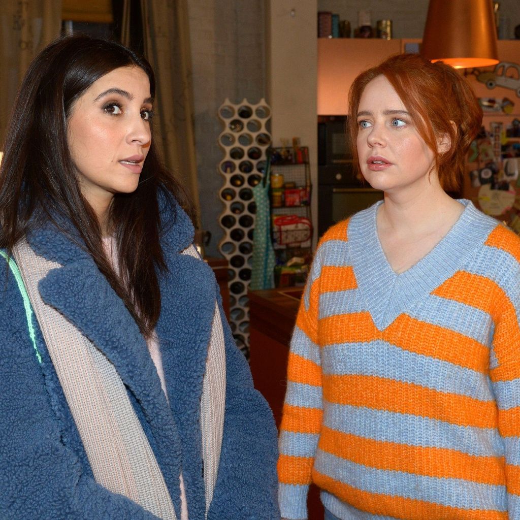 Laura (Chryssanthi Kavazi) und Toni (Olivia Marei) in einer GZSZ-Szene vom 16. Mai 2022
