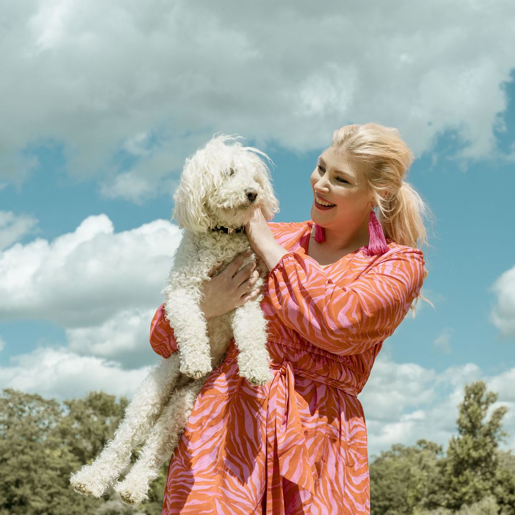 "Berlin - Tag & Nacht"-Darstellerin Laura Maack mit ihrem Hund Mucki