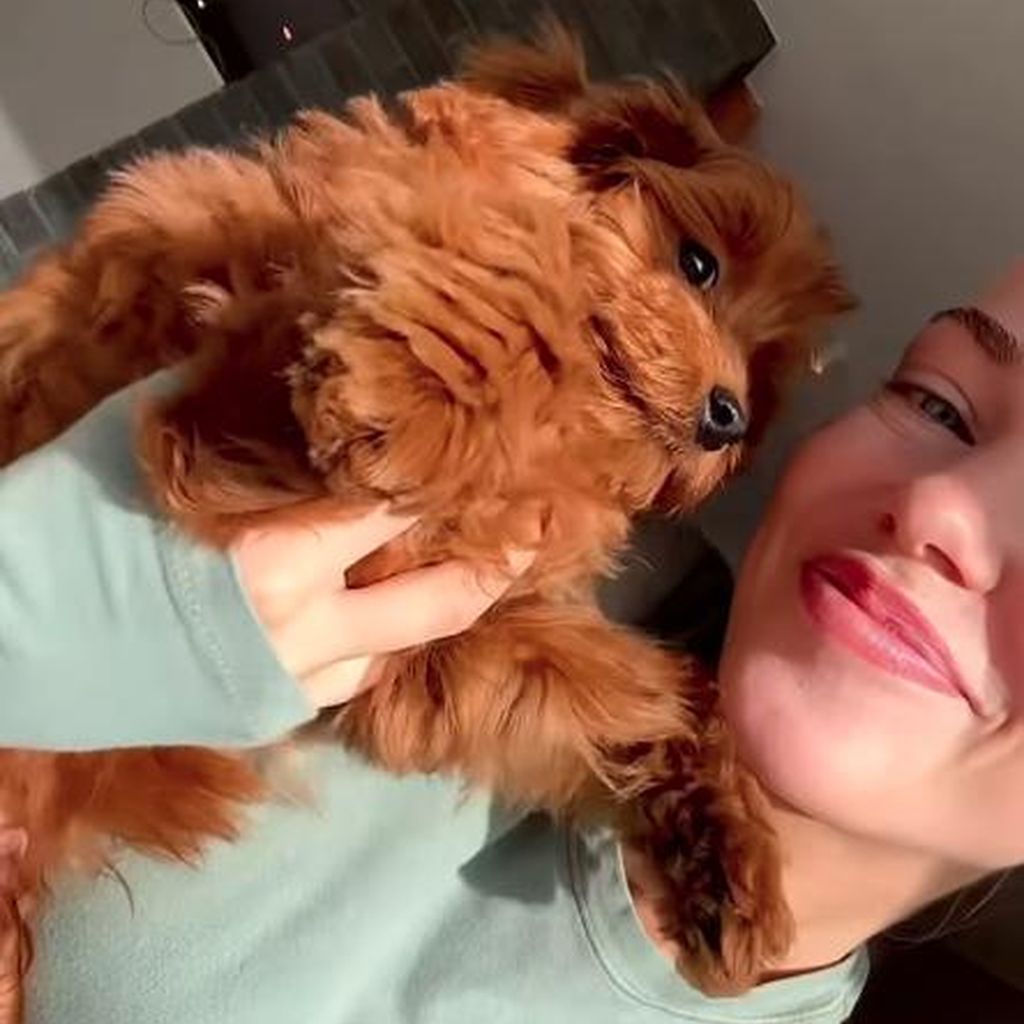 Laura Maria Rypa mit ihrem neuen Hund, November 2025.