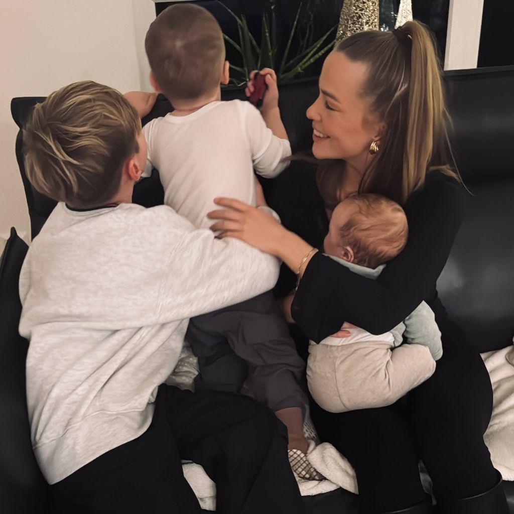 Laura Maria Rypa mit Alessio, Leano und Amelio, Dezember 2024