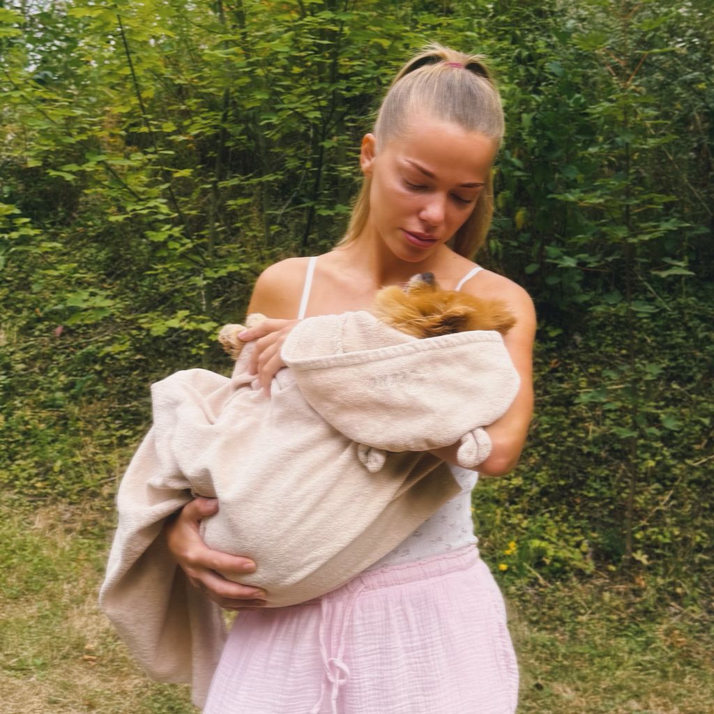 Laura Maria Rypa und Hündin Nala, Juli 2026