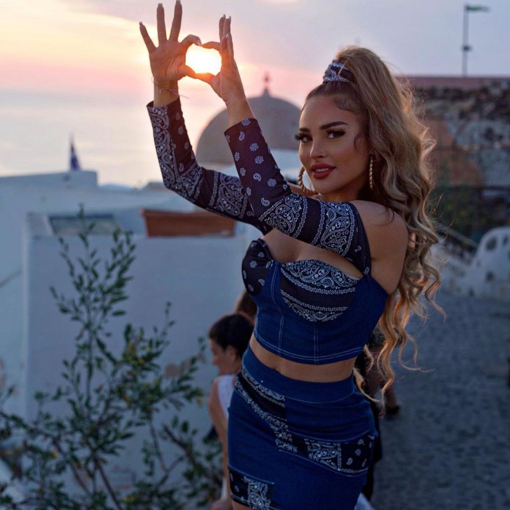 Laura Morante im Urlaub auf Santorini