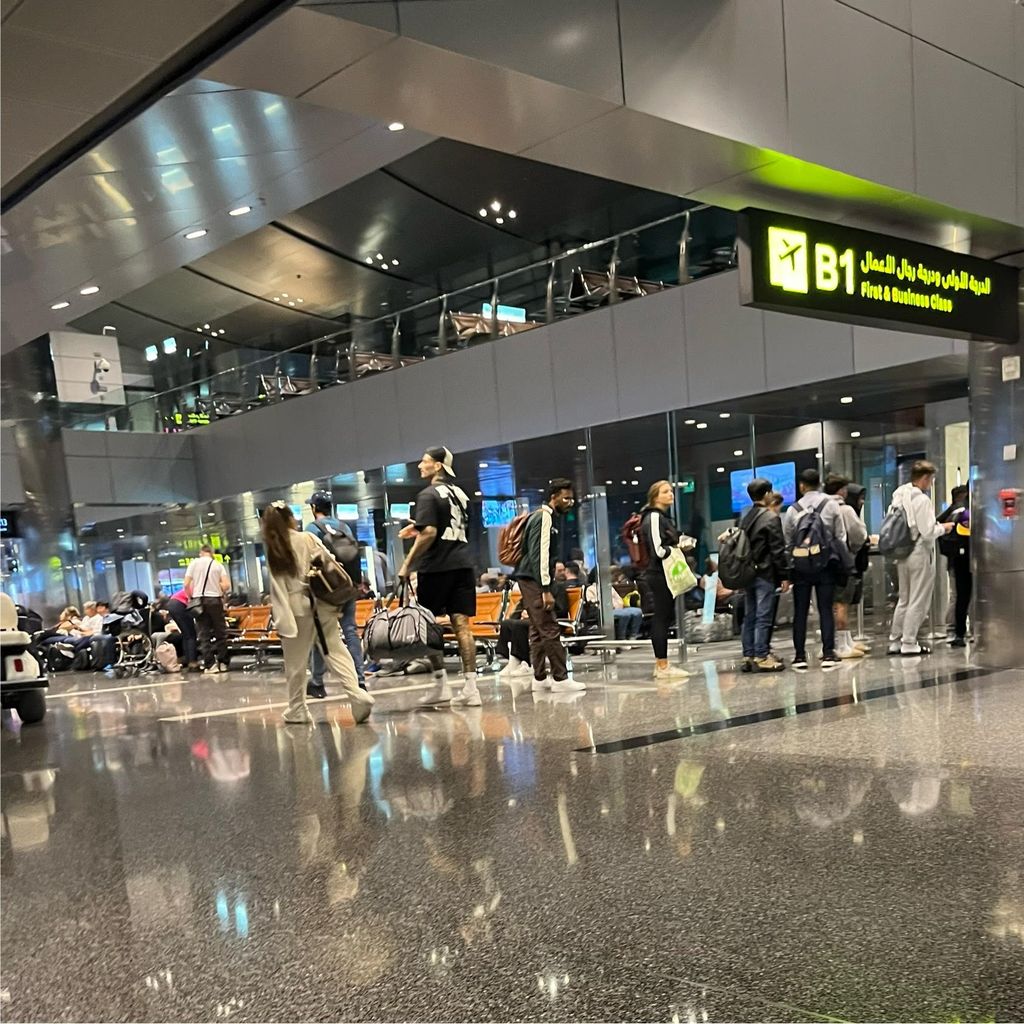 Laura Morante und Nikola Glumac am Flughafen von Ka­tar