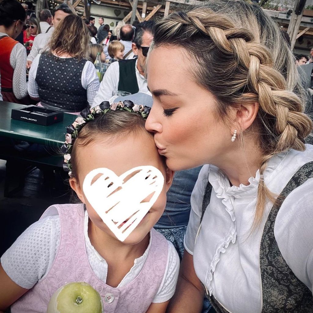 Laura Osswald mit ihrer Tochter