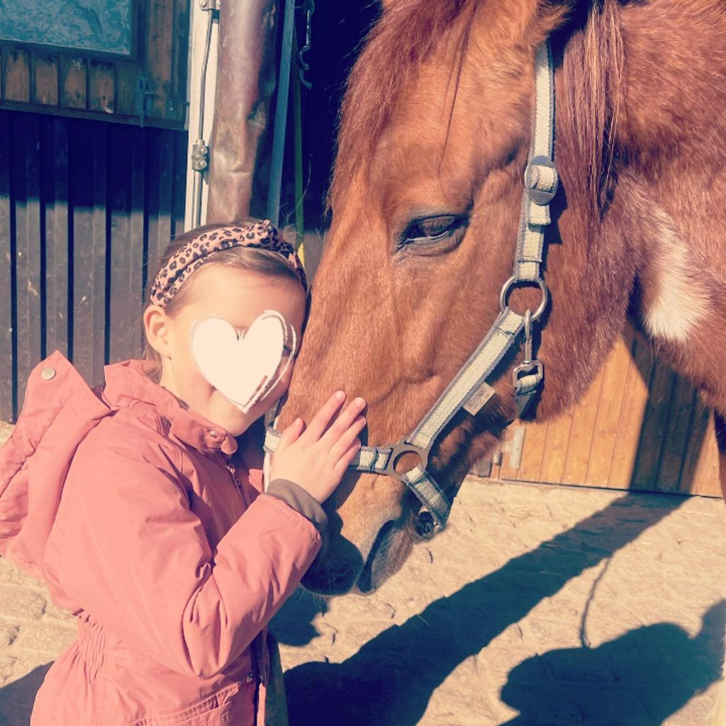 Laura Osswalds Tochter mit einem Pferd im April 2023