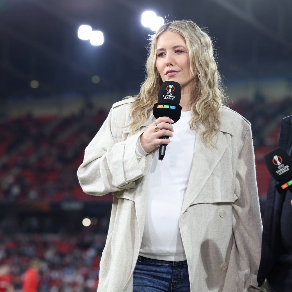 Moderatorin Laura Papendick mit Babybauch beim Europa-League-Spiel SC Freiburg gegen Celta Vigo, April 2026