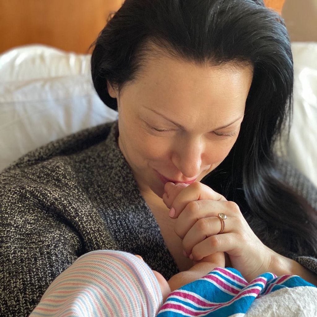 Schauspielerin Laura Prepon mit ihrem Baby
