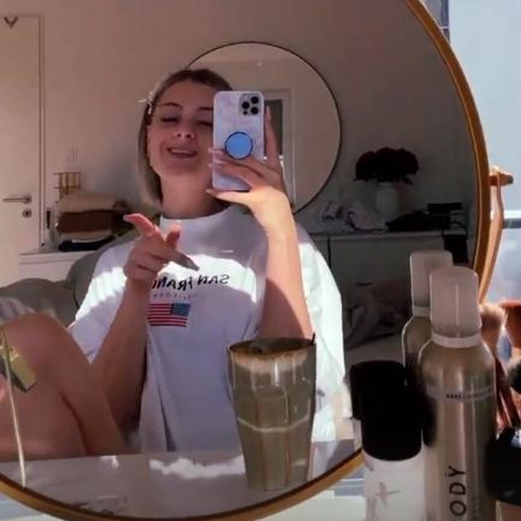 Laura mit Tims Shirt